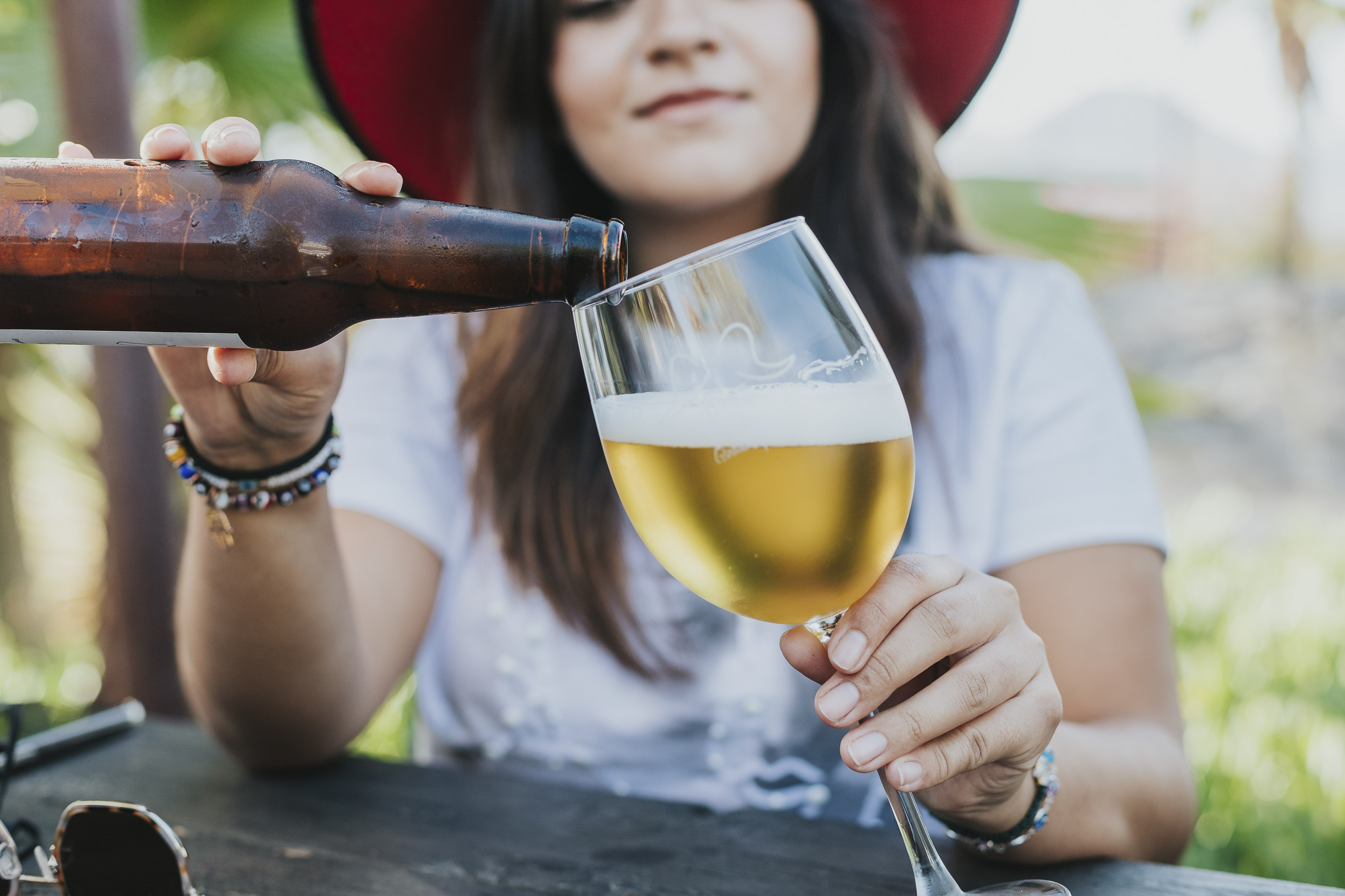 Eventkonzept Beer Beer, Frau, die sich Bier einschenkt